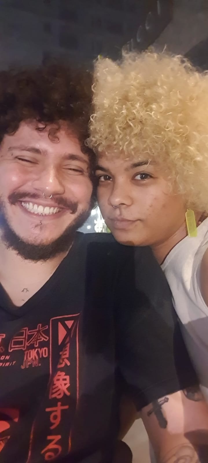 Casal de homem e mulher posando para câmera