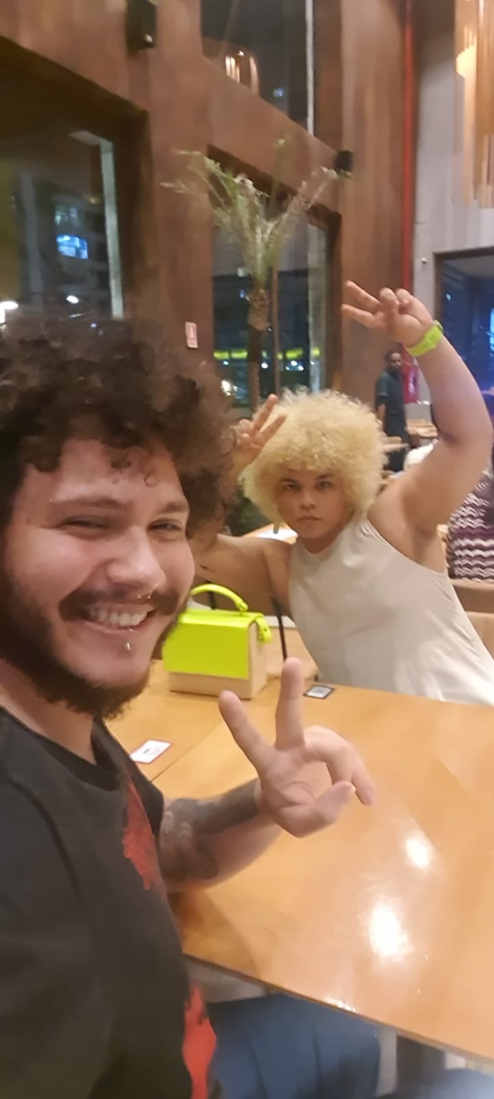 Homem e mulher posando na mesa do restaurante